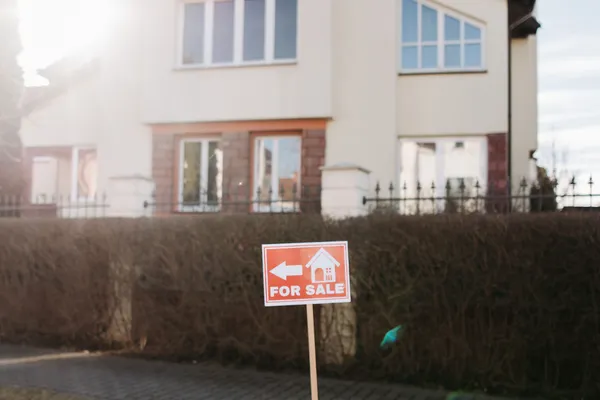 Te koop bord bij woning